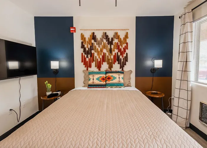 Chic Retreat In Tolleson For 2 Guests