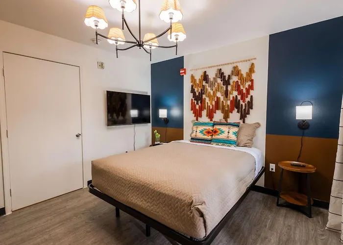 Chic Retreat In Tolleson For 2 Guests
