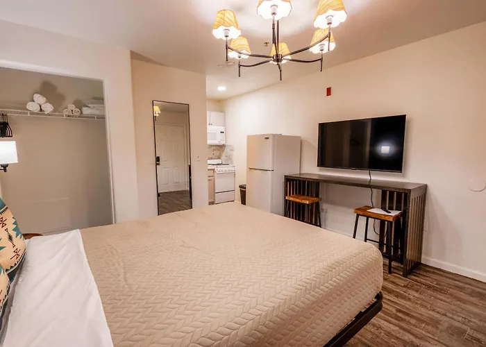 Chic Retreat In Tolleson For 2 Guests * Cashion