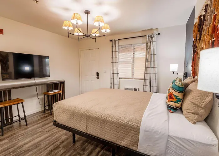 Chic Retreat In Tolleson For 2 Guests *