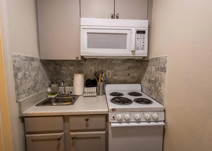 Chic Retreat In Tolleson For 2 Guests *
