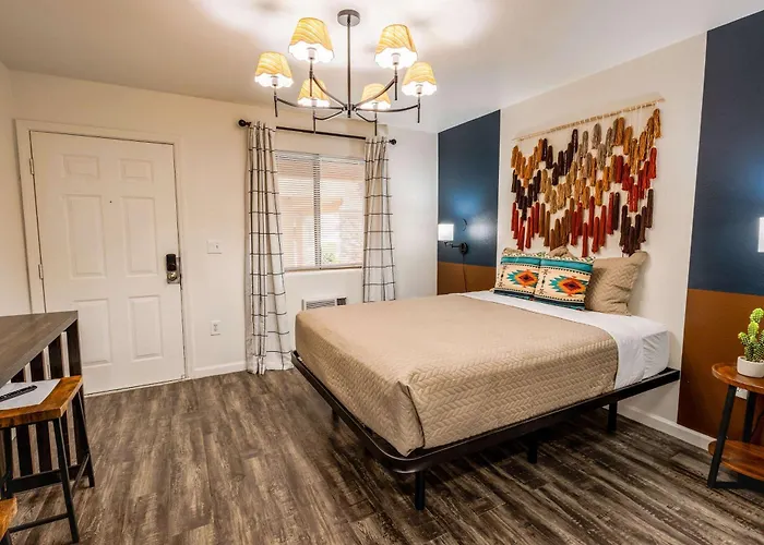 Chic Retreat In Tolleson For 2 Guests