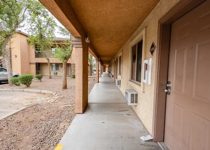 Chic Retreat In Tolleson For 2 Guests