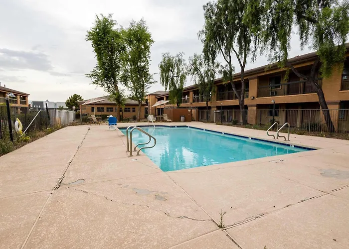 Chic Retreat In Tolleson For 2 Guests Apartment *